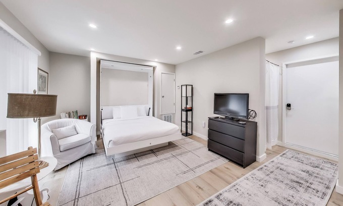 Marina District Apartment | Cozy Marina Studio w/Murphy Bed & Garden Oasis