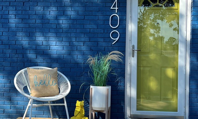 Yaupon Beach House | Cozy mid-century bungalow 1 min to kayak launch, 4 mins to beach! Sleeps 6!