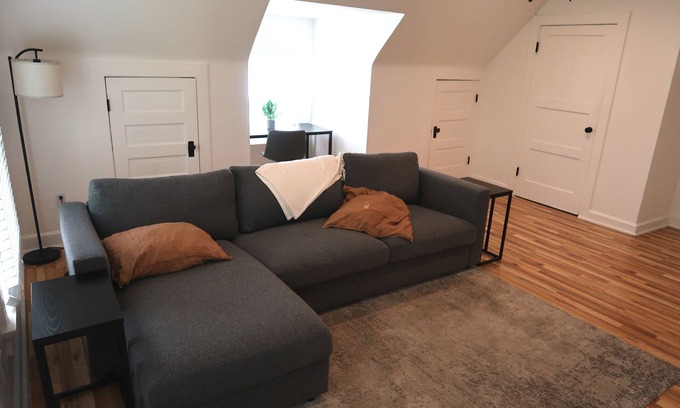 Hanover Place Apartment | Cozy Mid-term Haven for Nurses and traveling professionals in Kansas City Unit3!