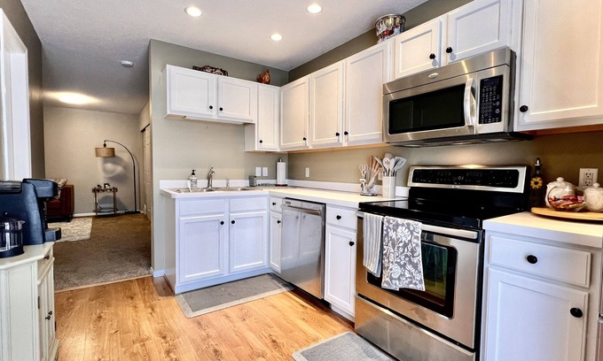 Shakopee House | Cozy modern 2-bedroom townhome with king suite in Shakopee