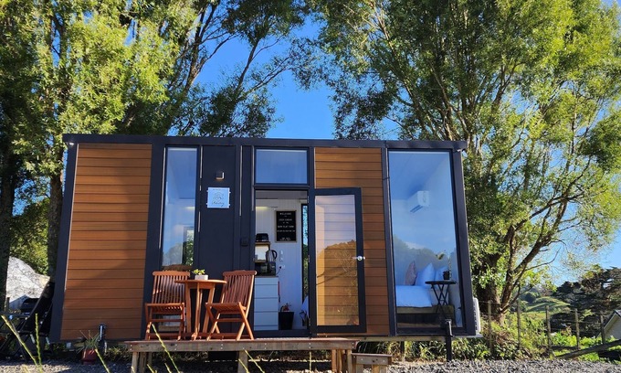 Waitoki Cabin | Cozy modern farm Cabin. Enjoy the relaxing rural vibe just 40 minutes from CBD