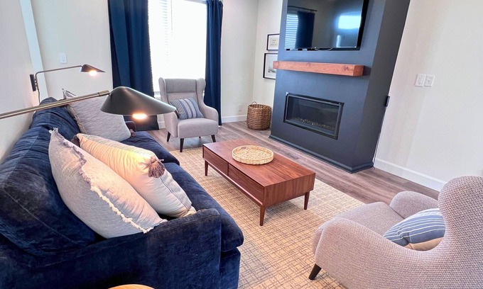 Sarnia House | Cozy Modern Retreat Home 30sec Walk to the Beach w/Hot Tub