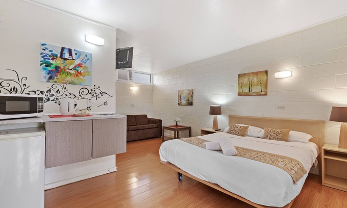 Strathmerton Hostel | Cozy Motel Room near Murray