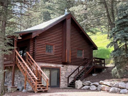 McAllister House | Cozy Mountain Cabin with Jacuzzi Near Ennis Lake in McAllister, Montana