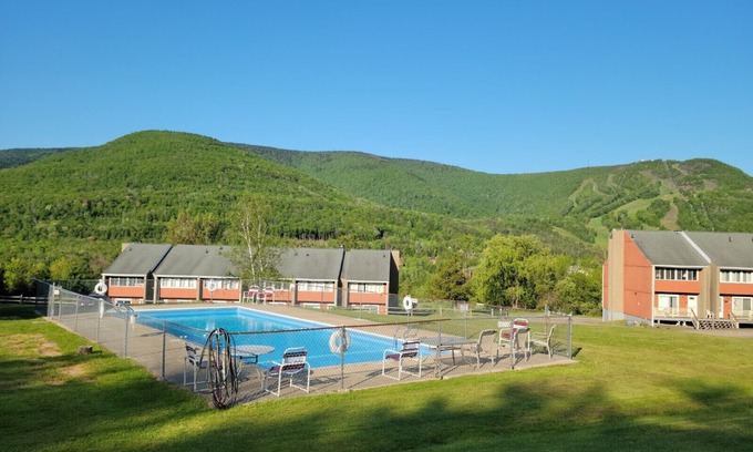 Hunter House | Cozy Mountain Getaway- POOL!