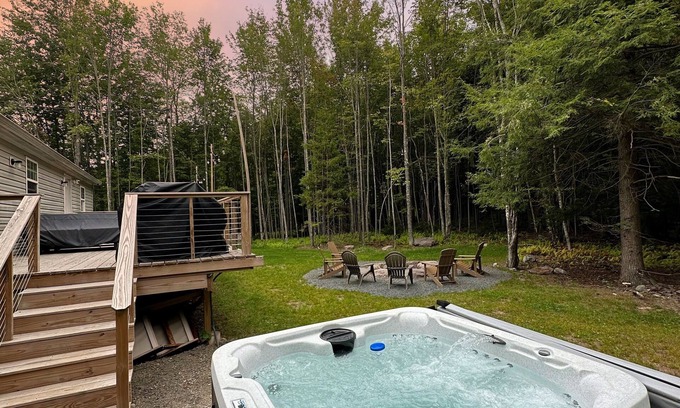 East Jewett House | Cozy Mountain Vibes for the Crew - Hot Tub, Game Room, EV, Near Hunter & Windham