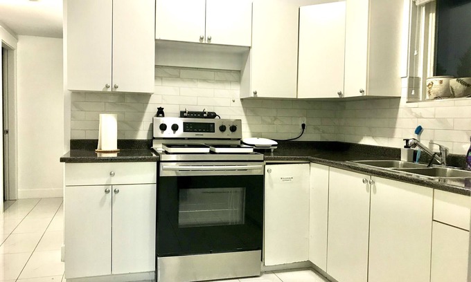 Delta House | Cozy n beautiful 2 bedroom suite -10 min from the beach!