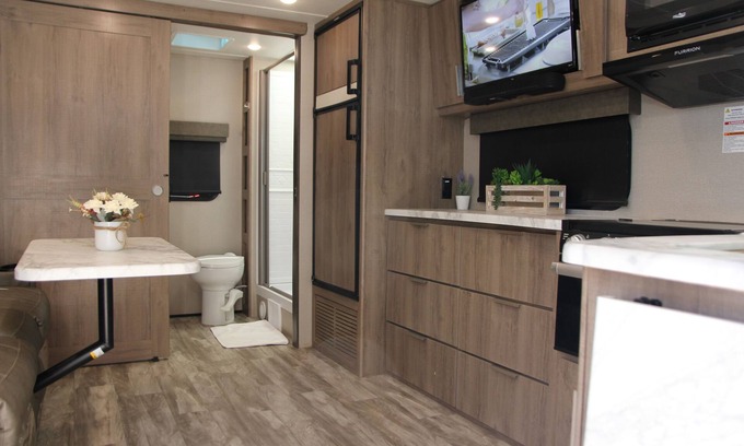Palmdale House | Cozy new trailer situated near restaurants and stores .