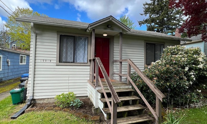 North College Park House | Cozy North Seattle Bungalow Fenced yard, Near I-5 & Light Rail Downtown MTR<R
