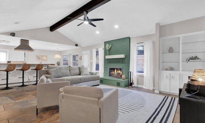 Georgetown House | Cozy Oak *Sleeps 10, Hot Tub, Fire Pit*