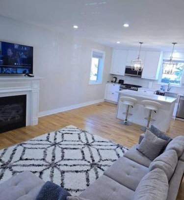 West Oakville House | Cozy Oakville Haven Room 3