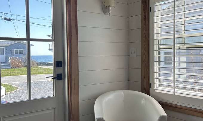 Kenyon Cottage | Cozy Oceanside Narragansett Cottage