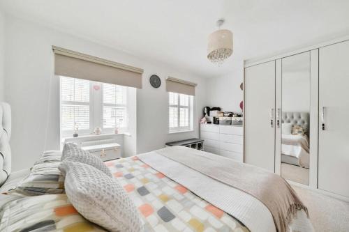 Bromley Common and Keston House | COZY One Bedroom Apartment With OWN LOUNGE and BATHROOM in SHARED House 2nd Floor With WIFI AND LOVELY LANDSCAPE VIEW