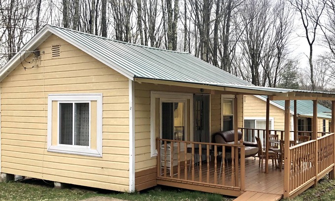 Mongaup Valley House | Cozy One bedroom Bungalow with shared pool 8m bethel woods 10m Casino