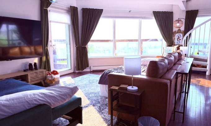 Observation Hill Condo | Cozy Panoramic Lake and Lift Bridge Views