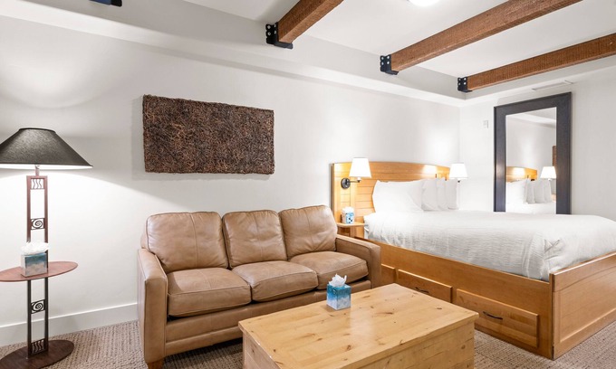 Kimball Junction Condo | Cozy Park City Stay | Gas Fireplace, Pool + Hot Tub, Prime Top Floor