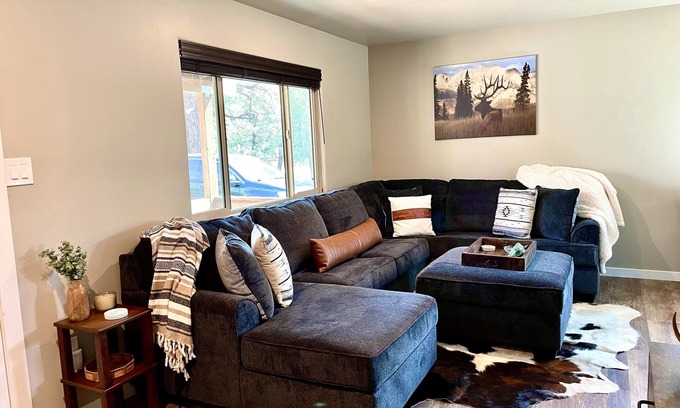 Happy Jack Cabin | Cozy Pet Friendly 2BR Cabin in the Pines, Happy Jack AZ