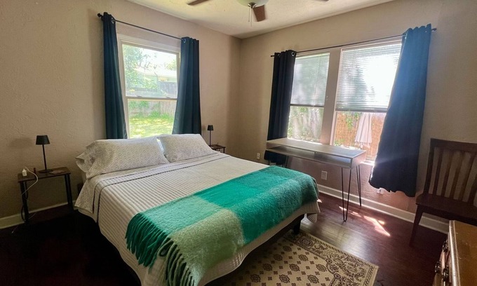 Chestnut House | Cozy & pet friendly! Perfect Location, Mueller/MLK station.