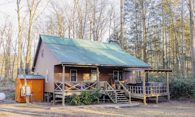 Mifflinburg Cabin | Cozy Pines Log Cabin 2BR+Loft Creekside w/Hot Tub