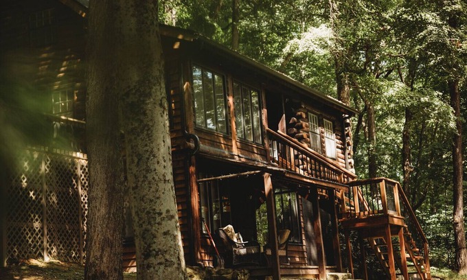 Gnaw Bone Cabin | Cozy Pines Tree house, HotTub, Basketball, Fireplace, 9 acres