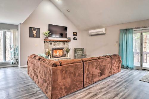 Mount Pocahontas House | Cozy Poconos Escape Pool Access and Pet-Friendly!