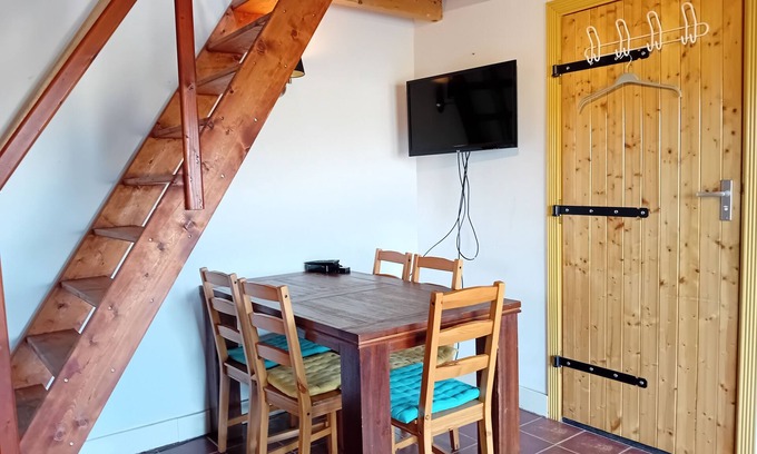 Toldijk Other | Cozy private cottage with spacious views on a nature estate. With fire bowl.