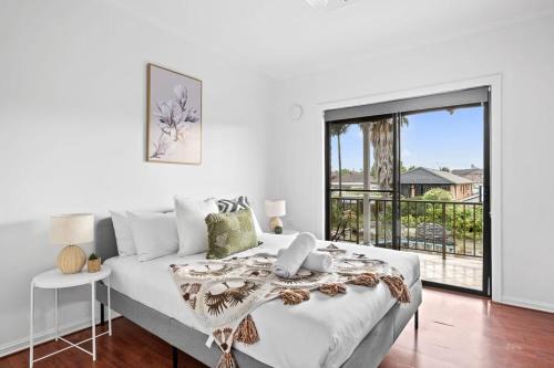 Bankstown House | Cozy Private Double Room - Near Stations & Shops - Shared Bathroom