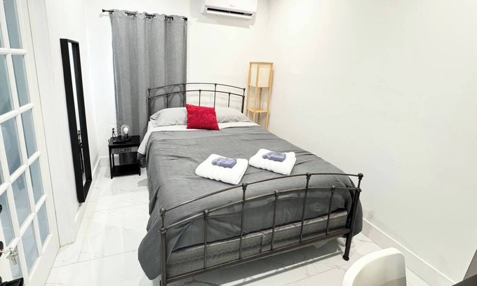 West Little Havana House | Cozy Private Room, Near the Airport - Free Parking