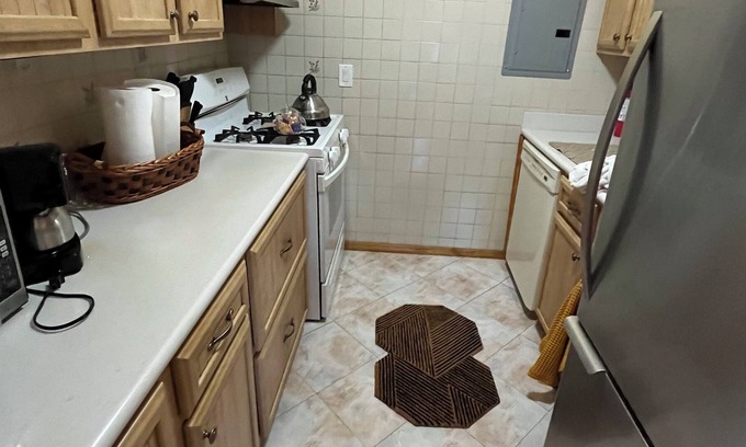 Secaucus Bed & Breakfast | Cozy & quite your home away from home. Public transport steps away
