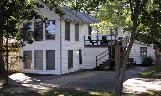 The Pines Apartment | Cozy Rehoboth Beach Flat with Deck in Town of Rehoboth Beach