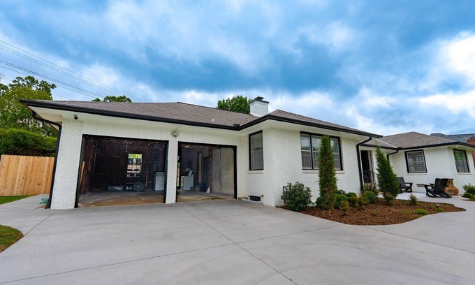 Maple Ridge House | Cozy Retreat in the heart of Tulsa. Fully handicap shower!