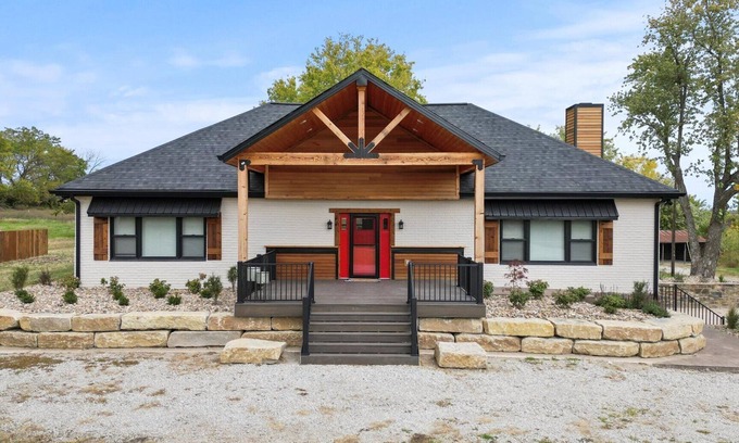 Ray County House | Cozy retreat on small acreage, 10 minutes from Excelsior Springs!