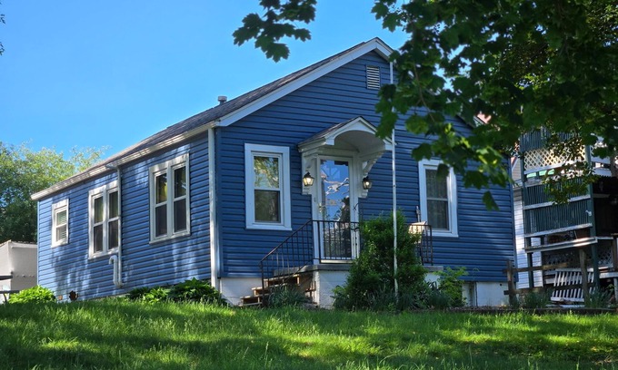 Spring Hill House | Cozy River Cottage