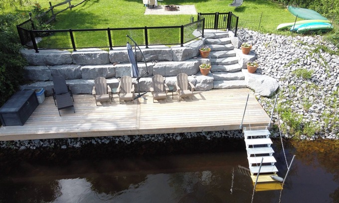 Burnt River Cottage | Cozy Riverside Retreat (child and pet friendly)