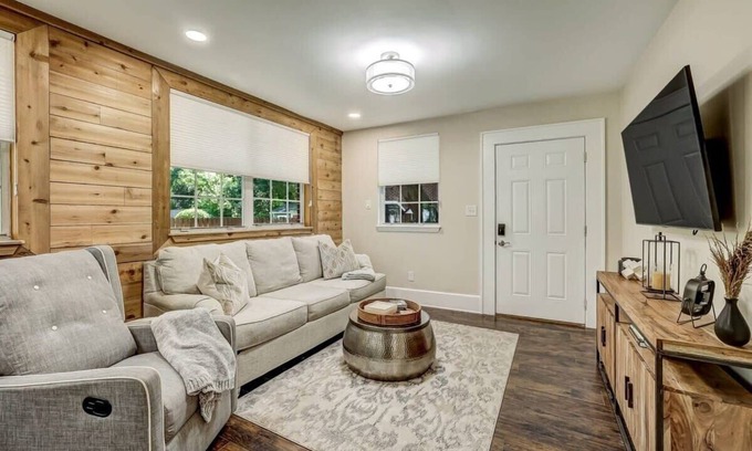 Riverside House | Cozy Riverside Villa - Walk to Bars & Restaurants!