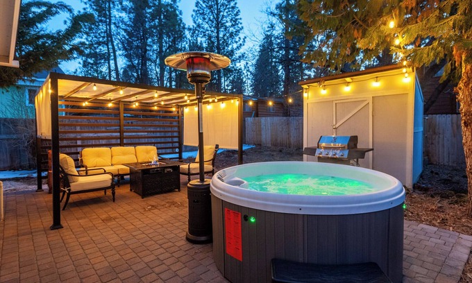 Sugarloaf Cabin | Cozy, Romantic Cabin Retreat with Hot Tub & Private Patio Oasis!