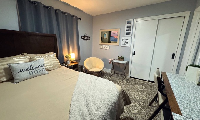 Glenwood Springs House | Cozy Room in Historic Downtown - cat home