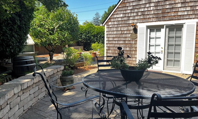 Southeast Salem Cottage | Cozy Rose Cottage in Salem