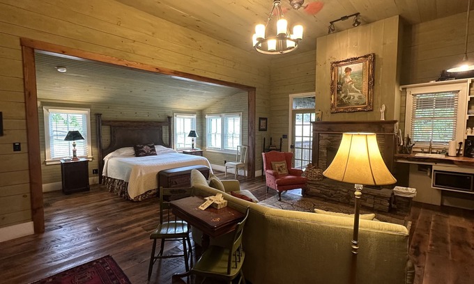 Candler Cabin | Cozy, rustic cabin just minutes from Downtown Asheville!