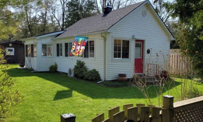 Port Franks Cottage | Cozy, rustic cottage minutes to a private beach