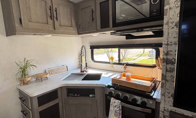 Dallas House | Cozy RV in Serene Dallas with ACnwith a private room and 2 bunk beds plus one
