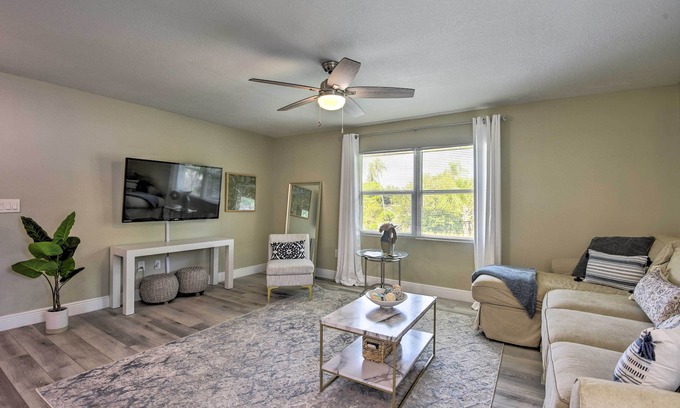 Indian Beach Sapphire Shores Apartment | Cozy Sarasota Retreat - 3 Blocks to the Coast!
