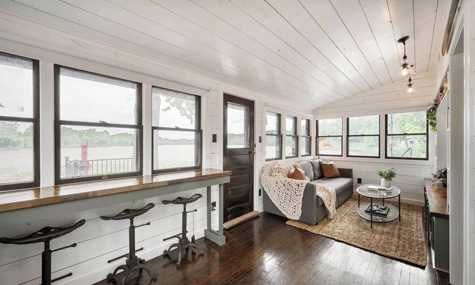 Leesburg Cottage | Cozy & Scenic Lakeside Retreat