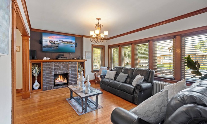 Berwyn House | Cozy & Spacious 2-bedroom Oasis in welcoming Berwyn with WiFi+POOL table