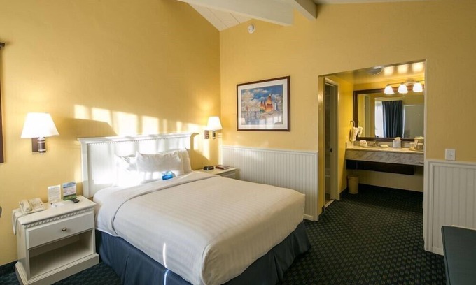 Downtown Monterey Cabin | Cozy Standard Queen Room Near Beach and Across Lake!