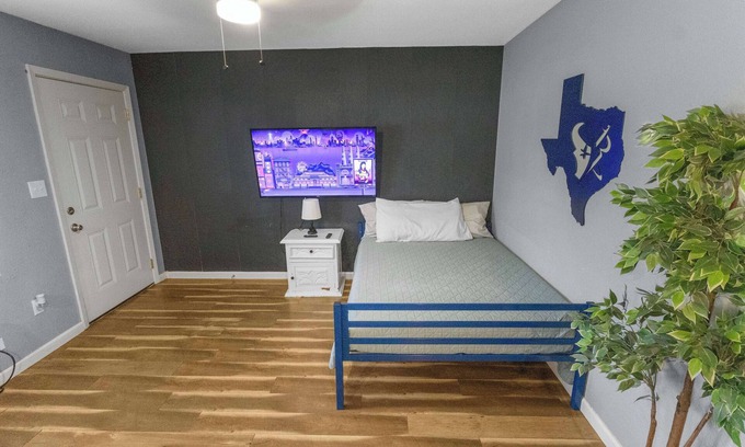 Park Place Apartment | Cozy Stay | 3 Full Beds | Near HEB & Hwy