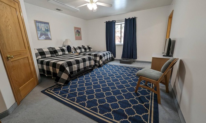 Hot Springs Cabin | Cozy Stay in Cabin, Pet Friendly! - Room 110