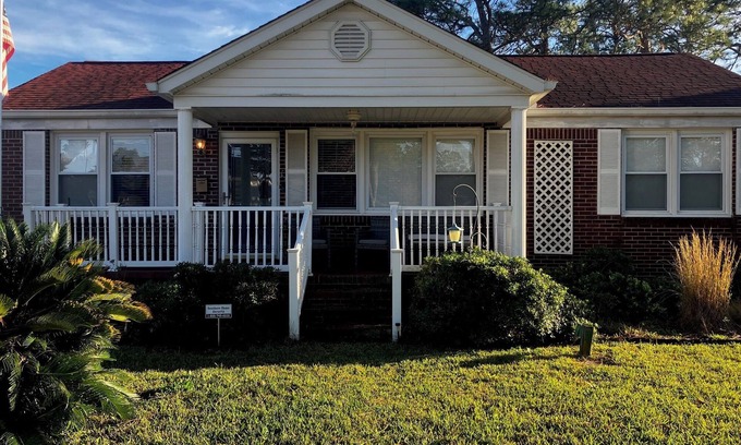 Cayce House | Cozy Stay Near USC, Downtown Columbia & Fort Jackson