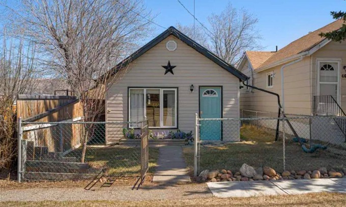 Drumheller House | Cozy stay with just a 5 minute walk to downtown Drumheller!