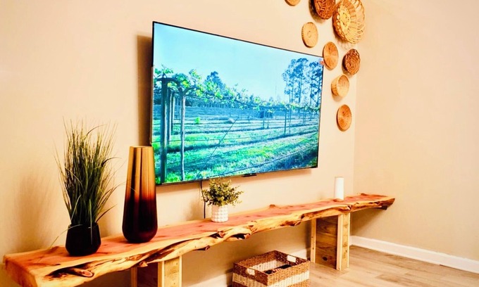 Arcadia House | Cozy Stays King Size Bed Full Kitchen Work